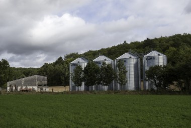 Silos d'une exploitation agricole.