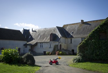 Exploitation agricole avec un tracteur pour enfant.