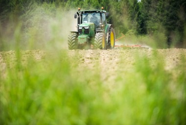 Passage d'une herse plate. Dernier travail du sol avant semi dans une parcelle bio. Ferme d'exploitation de lycée agricole.