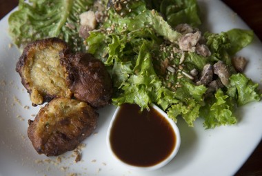 Espace de valorisation des produits du terroir, restaurant et atelier de transformation d'une SCOP, Société coopérative de production. Beignets de pomme de terre.