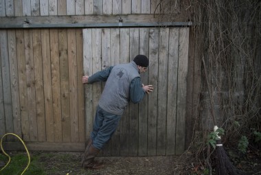 Ouverture d'une porte. Élevage laitier bio (vaches Bretonne Pie Noir), transformation et vente directe.